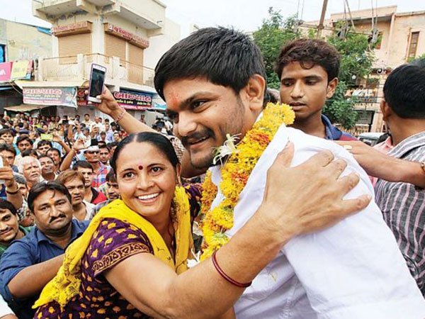 హార్దిక్ పటేల్ కు మద్దతుగా మహిళా పాటిదార్ గ్రూపులు ఇలా