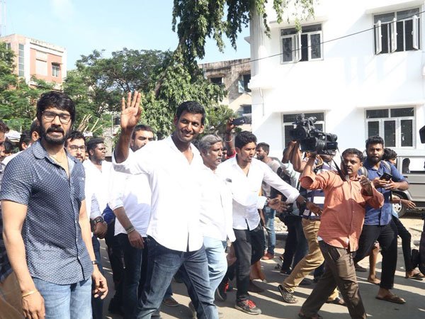 ఆర్కె నగర్లో తెలుగు ఓటర్లు లక్ష మంది ఆర్కె నగర్లో తెలుగు ఓటర్లు లక్ష మంది