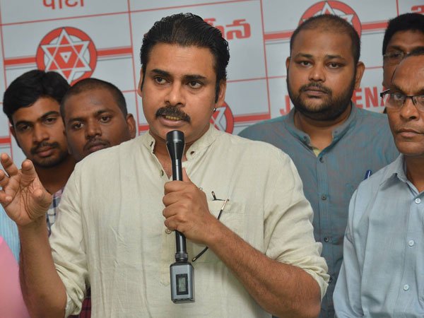  డిఫెన్స్‌లో పడేసిన పవన్ కళ్యాణ్