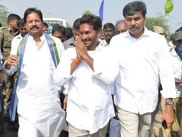  పాదయాత్రలో జగన్ ఇలా