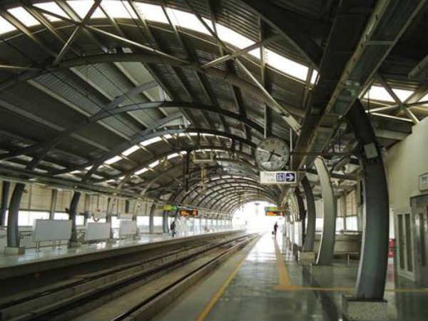 చాలా స్టేషన్లలో పార్కింగ్ సమస్య...