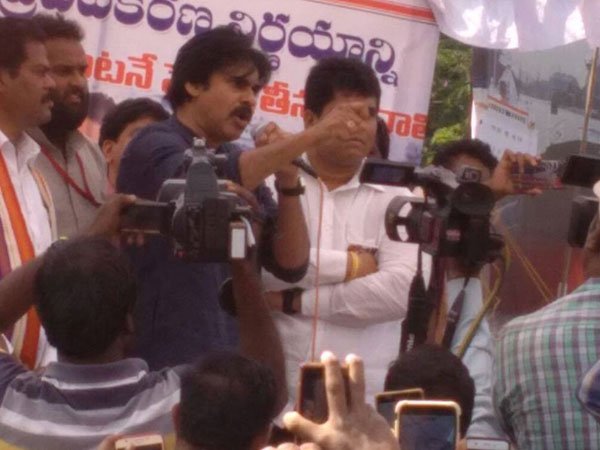 పవన్ అభిమానులతో సిద్ధం..