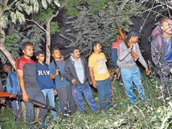  అక్కడ వాళ్ల చిత్రాలు: