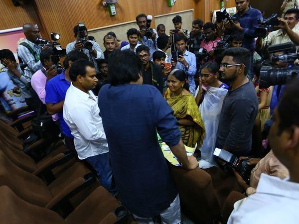  ప్రతి ఒక్కరినీ పలకరించిన పవన్...