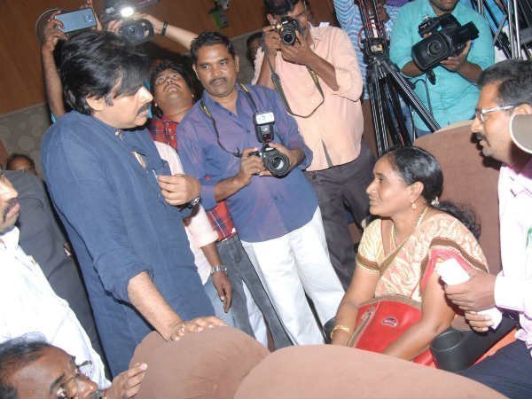 కన్నీరుమున్నీరైన ఓ యువతి