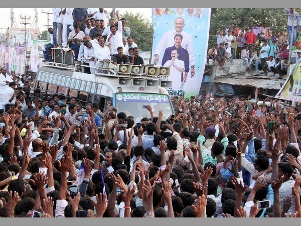 వీడియో టేపుల్లో దొరికిన సిఎం