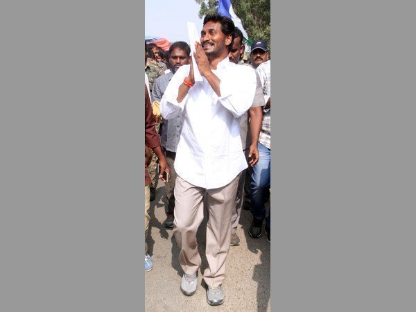అంతటా లంచాలు తీసుకుంటున్నారు...