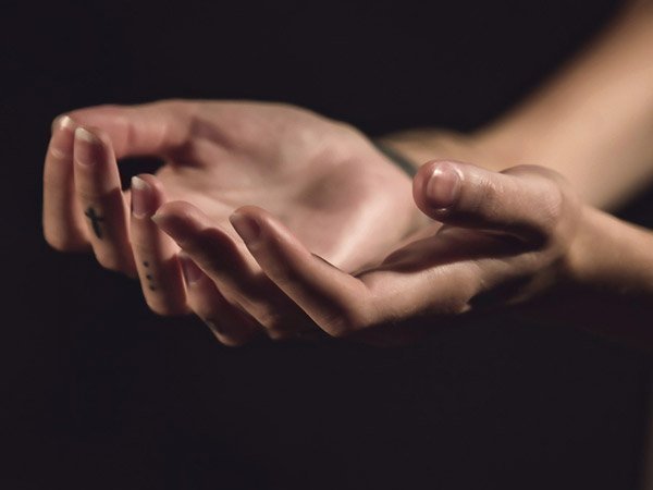  మొనదేరిన హస్తం....