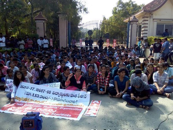 కాలేజీని తప్పు పట్టిన కడియం: కాలేజీని తప్పు పట్టిన కడియం: