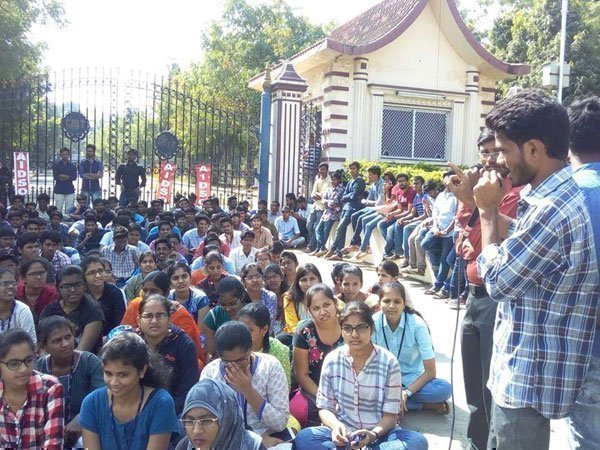 మూడేళ్లకు ఒకసారి మాత్రమే: మూడేళ్లకు ఒకసారి మాత్రమే: