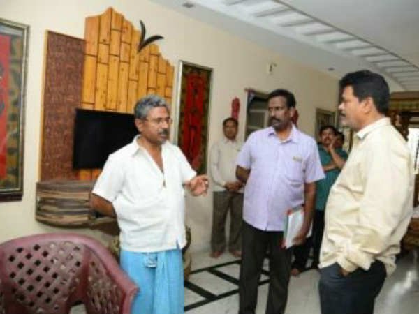  బినామీ పేర్లతో: