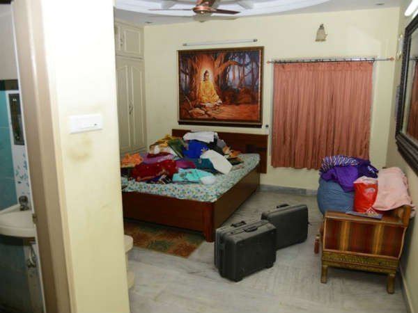 బంధువుల ఇళ్లలోను: