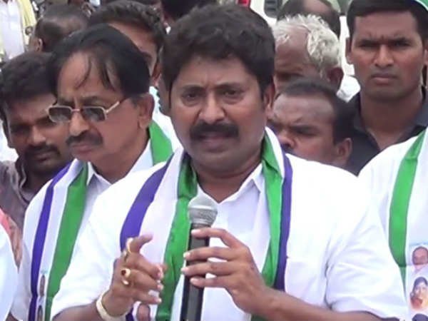  కోడిగుడ్ల దాడి...