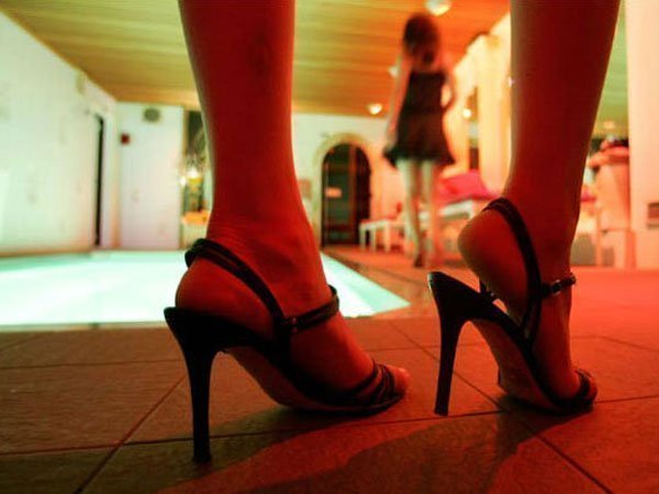 బాధితురాలి భర్తకు ఫోటోలు