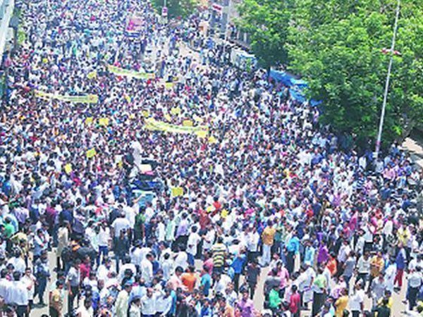 సీఎం, రాష్ట్ర ప్రభుత్వంపై వ్యాపారుల ఆగ్రహం ఎఫెక్ట్ సీఎం, రాష్ట్ర ప్రభుత్వంపై వ్యాపారుల ఆగ్రహం ఎఫెక్ట్