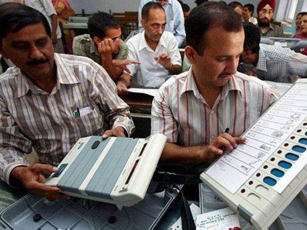 ట్యాంపరింగ్ అవకాశమే లేదన్న ఈసీ అధికారులు ట్యాంపరింగ్ అవకాశమే లేదన్న ఈసీ అధికారులు