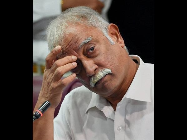 ప్రయాణీకుల ఆగ్రహం, విమానంలోనే అశోక్ చుట్టుముట్టి ప్రయాణీకుల ఆగ్రహం, విమానంలోనే అశోక్ చుట్టుముట్టి