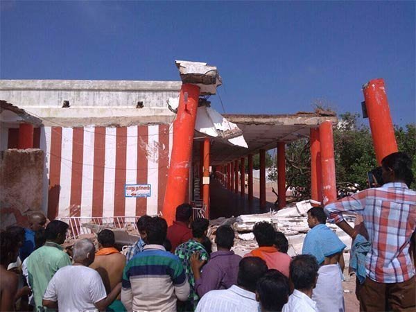 ఒకే సారి కూలిపోయింది