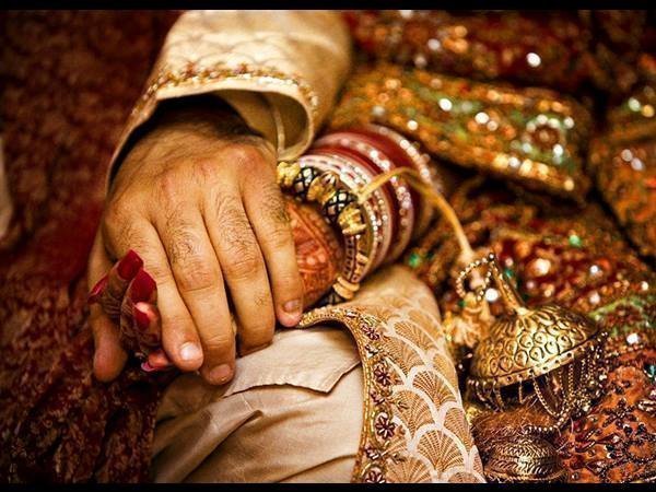 విద్యార్థులకు టీచర్ల రొమాన్స్‌తో ఇబ్బందులు