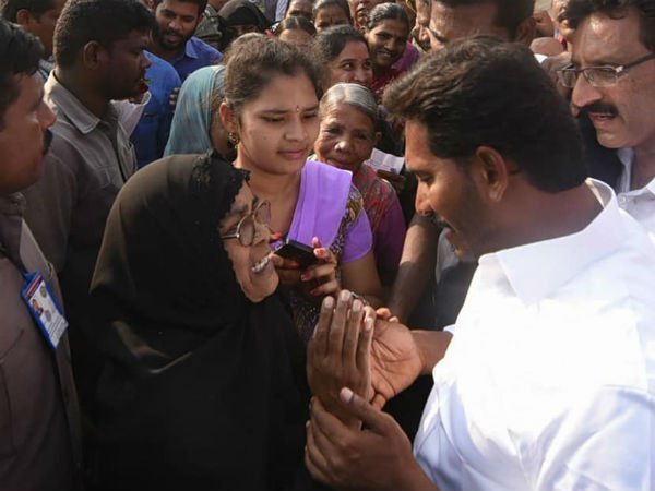 జగన్‌ను కలిసిన ప్రజలు