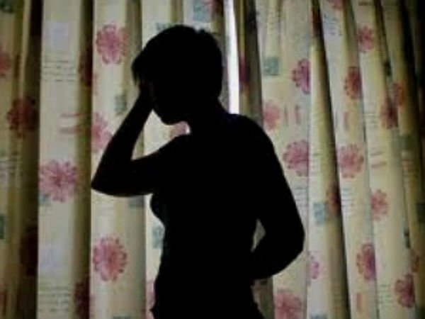 రేపు రమ్మని రాజేష్‌కు సైగ చేసింది