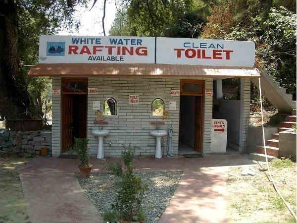 స్పానం చేస్తోంటే గవర్నర్ బాత్‌రూమ్‌లోకి తొంగి చూశారు