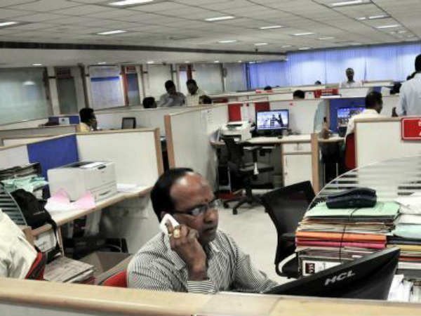 ఉద్యోగాల్లో కోత పెడుతున్న బ్యాంకులు