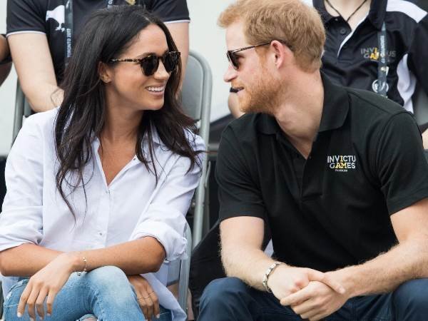 ప్రేమించుకుంటున్నాం..