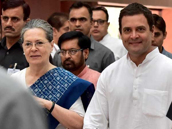 తాను ప్రసంగిస్తున్నప్పుడు ఇలా.. తాను ప్రసంగిస్తున్నప్పుడు ఇలా..