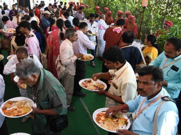 భోజన ఏర్పాట్లు పరిశీలించిన ఈటెల...