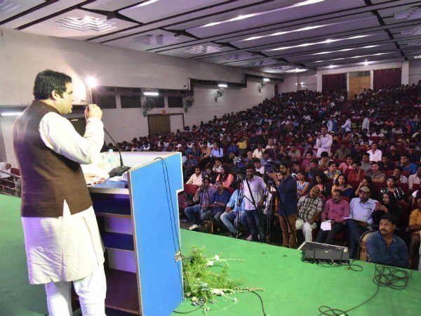 నా పేరు పక్కన గాంధీ ఉండటం వల్లే గెలిచా