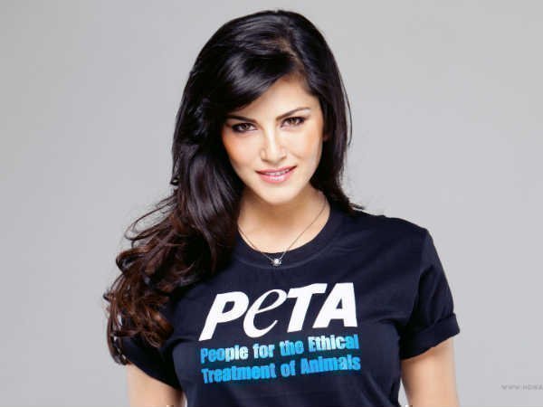 అశ్లీల నృత్యాలతో ఆహ్వానించడం