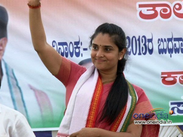 సోషల్ మీడియా అస్త్రంగా రమ్య సోషల్ మీడియా అస్త్రంగా రమ్య