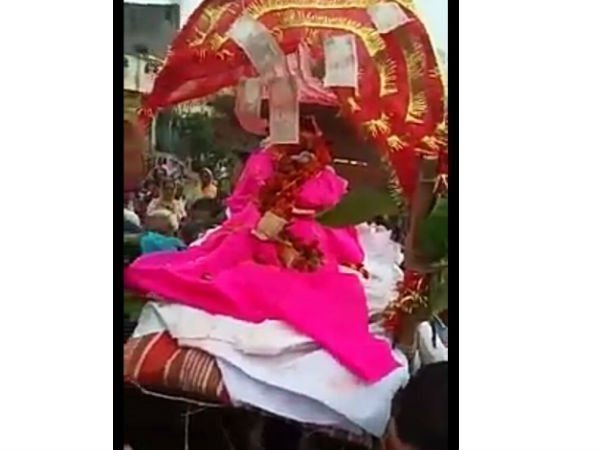 కోతికి అంత్యక్రియలు నిర్వహించిన గ్రామస్తులు