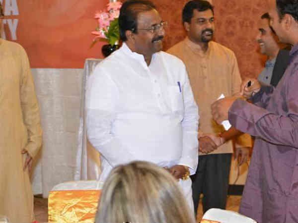 నోట్లు రద్దు చేసి మేం గెలిస్తే నోట్లు పంచి మీరు గెలుస్తున్నారు