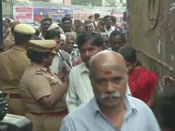 పోలింగ్ కేంద్రాల ముందు ధర్నా