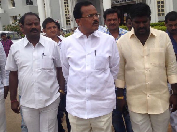 నరేంద్ర మోడీతో ఎందుకు మాట్లాడటం లేదు నరేంద్ర మోడీతో ఎందుకు మాట్లాడటం లేదు