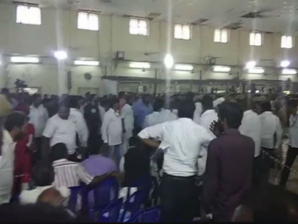 గాల్లోకి లేచిన కుర్చీలు గాల్లోకి లేచిన కుర్చీలు