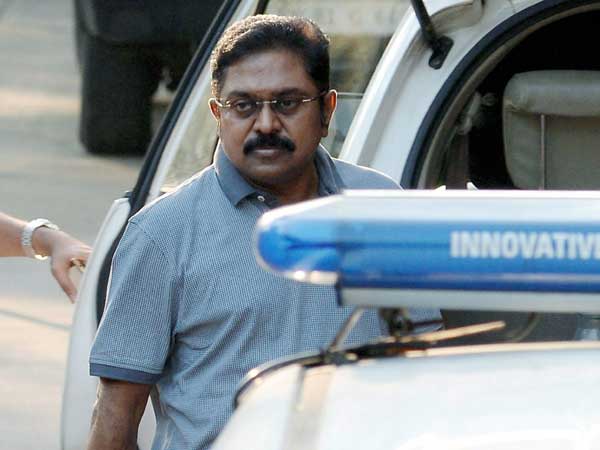 తొలి నుంచి లీడ్‌లో దినకరన్