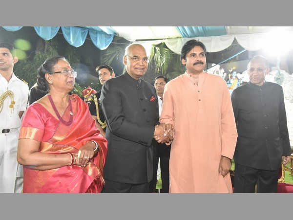 ఆత్మీయంగా మాట్లాడుకున్న బాబు-కేసీఆర్