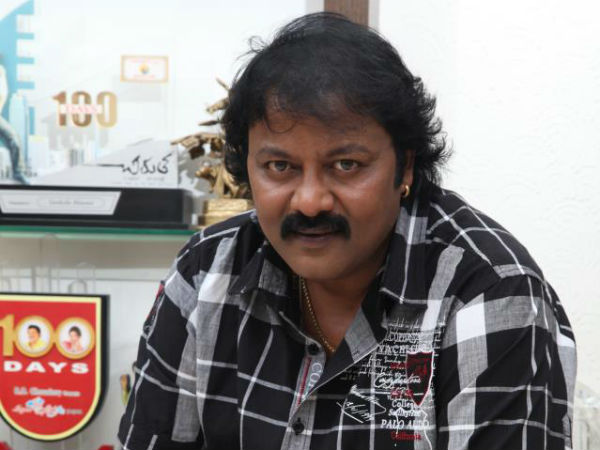 పూల మాల వేసి తొడ గొట్టారు..