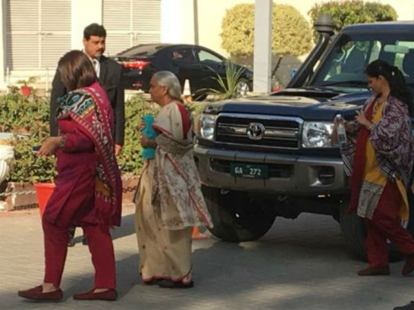 ఎట్టకేలకు తల్లిని, భార్యను అనుమతించిన పాక్... ఎట్టకేలకు తల్లిని, భార్యను అనుమతించిన పాక్...