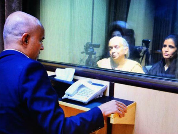 జాదవ్ను చూసి చలించిపోయిన తల్లీ, భార్య... జాదవ్ను చూసి చలించిపోయిన తల్లీ, భార్య...