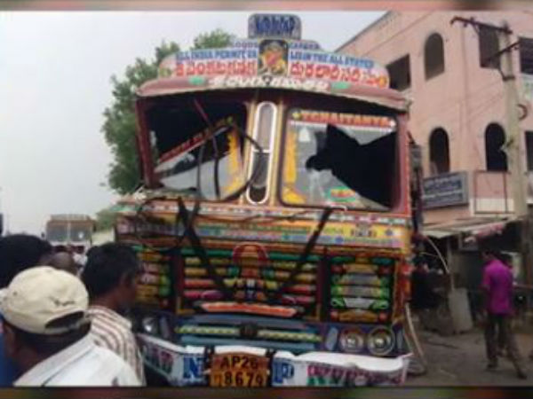 లారీ సృష్టించిన కల్లోలం: 15మంది మృతి