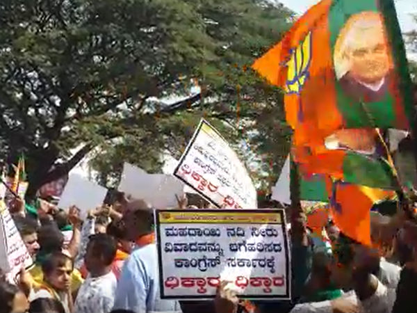 పోలీసులతో బెదిరిస్తున్నారు !