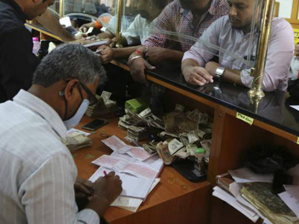 బ్యాంకుల సంఖ్యలో హెచ్చుతగ్గులు...