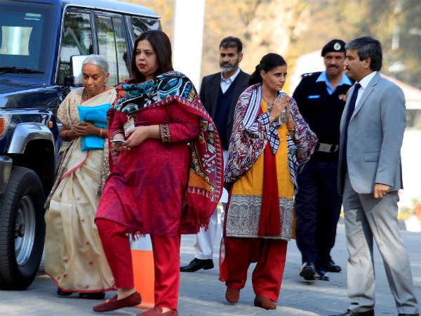 షూ కూడా తిరిగివ్వలేదు... షూ కూడా తిరిగివ్వలేదు...