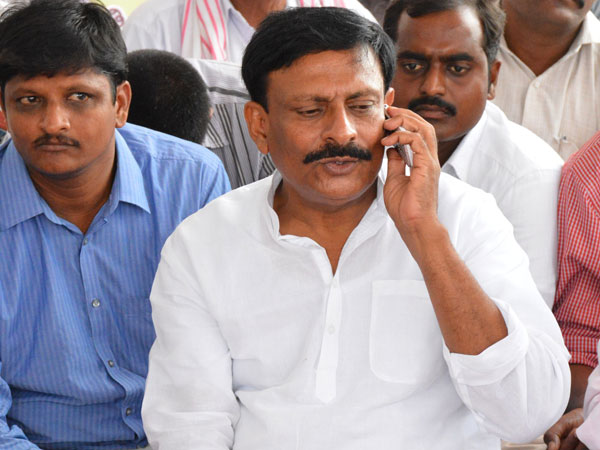 నిన్న నంద్యాలలోను బరిలోకి దించారు