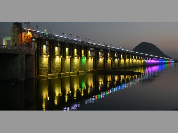 సకాలంలో ఇస్తే పూర్తి చేస్తాం