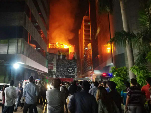  పబ్‌లో ఎటుచూసినా సందడే...